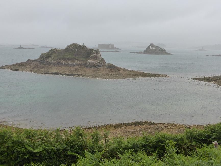 Au fond, le château du Taureau émerge de la bruine (Carantec)