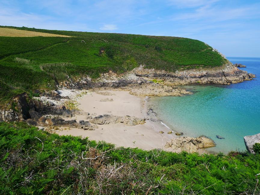 Petite plage à l'est de la pointe de Luguénez