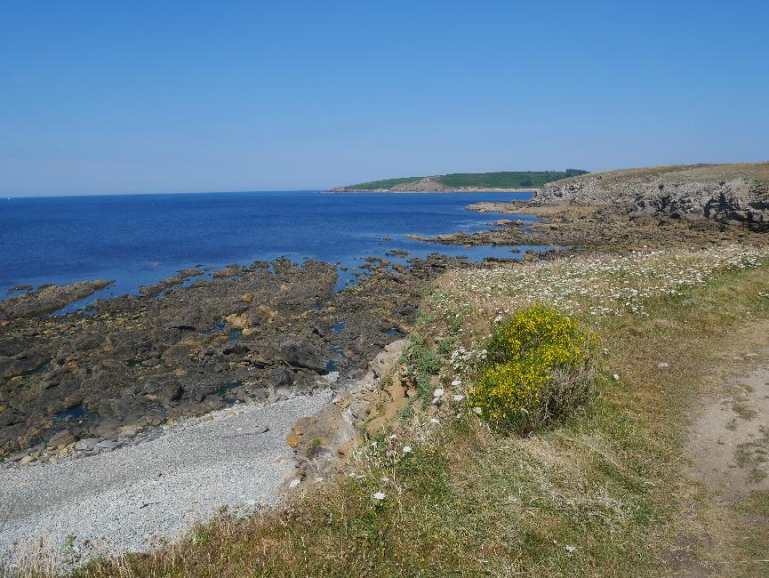 Entre la pointe de Castel et l'anse du Loch ; au fond, la pointe de Plogoff