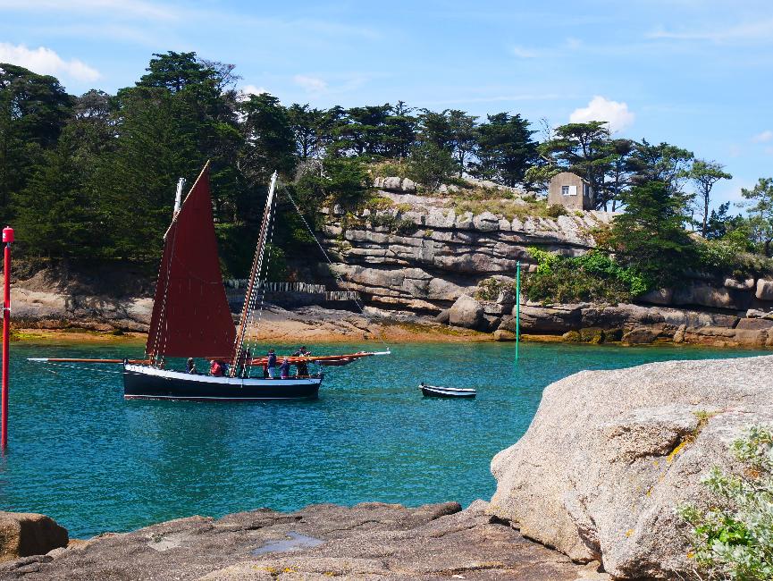 Ploumanach ; entrée au port