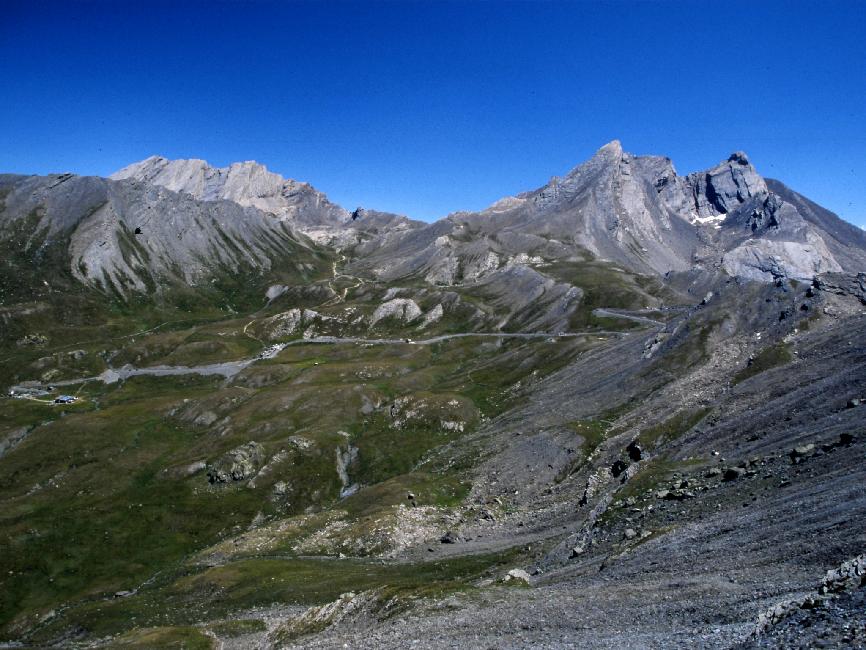 Vue vers le col Vieux ; à droite, le pain de sucre. En contrebas, le refuge Agnel