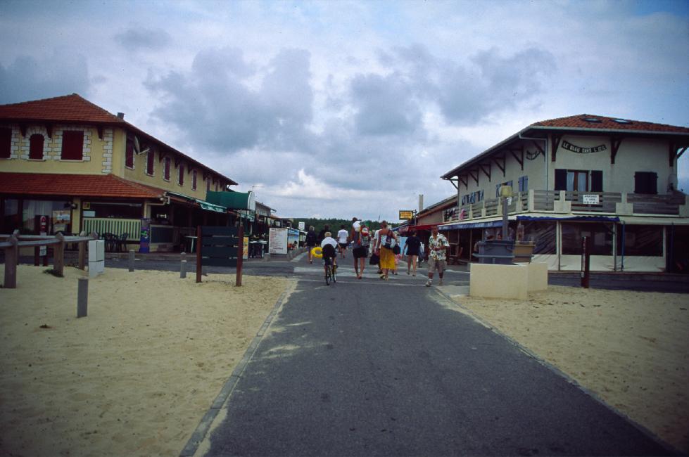 Le hameau de Saint-Girons-Plage : une rue perpendiculaire à la mer