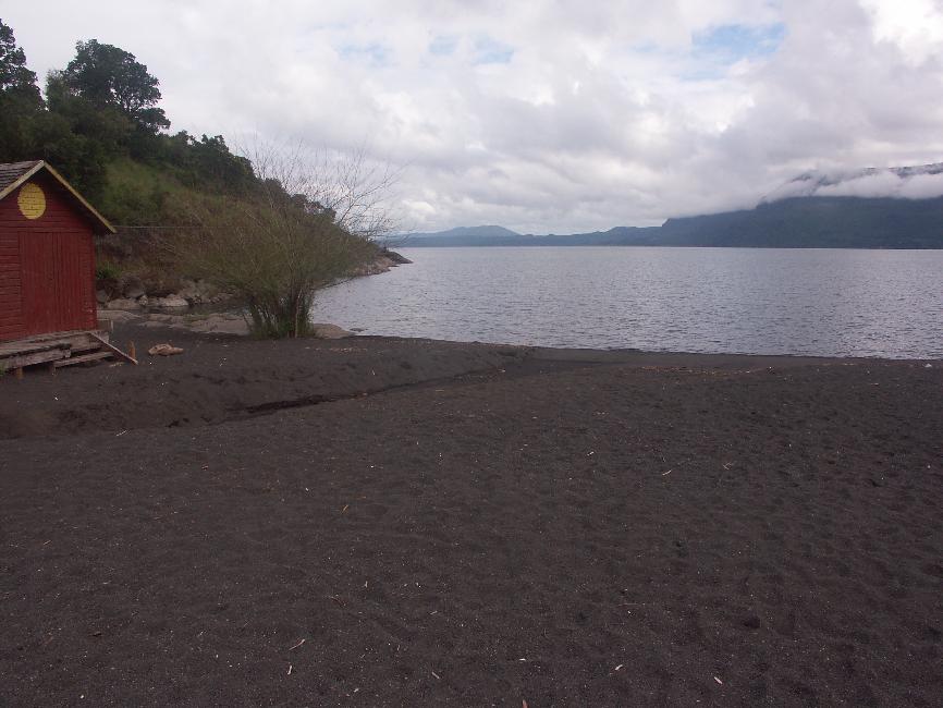 Rives de sable noir du lac Villarrica, à Pucon