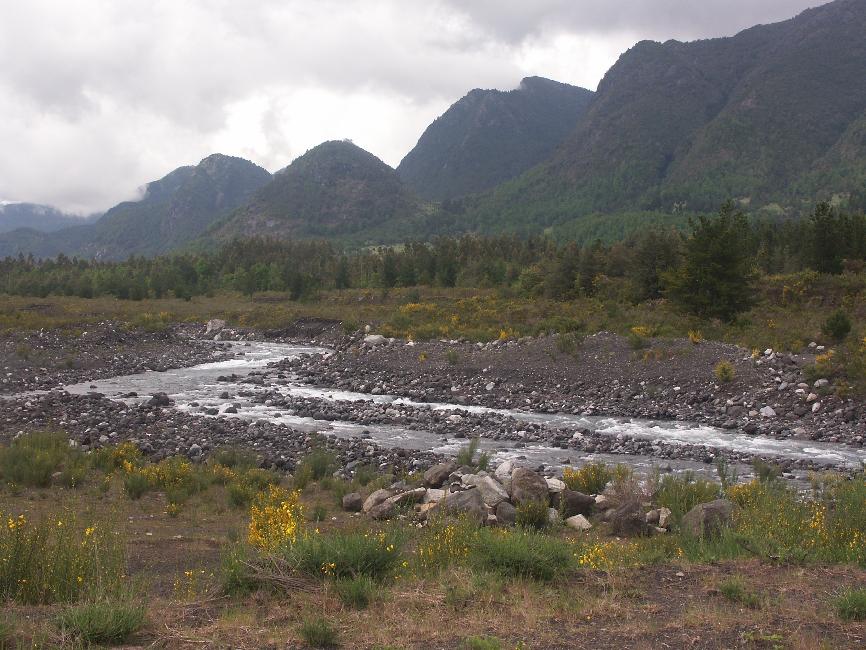 Lors de la dernière éruption, le lahar passant ici emporta un pont