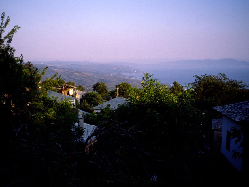 Visitsa se trouve sur le flanc sud du Pelion