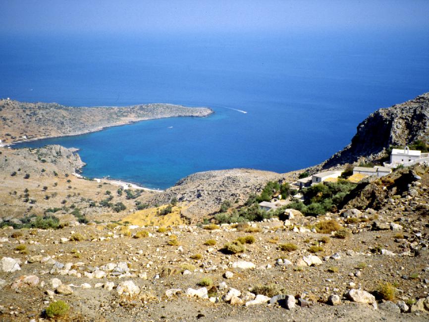 Vue vers la plage de Loutro depuis le sommet du canyon