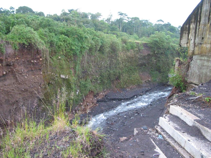 Le torrent coupe profondément le village