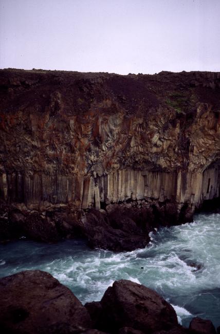 Colonnes de basalte sous la cascade d'Aldeyjarfoss 