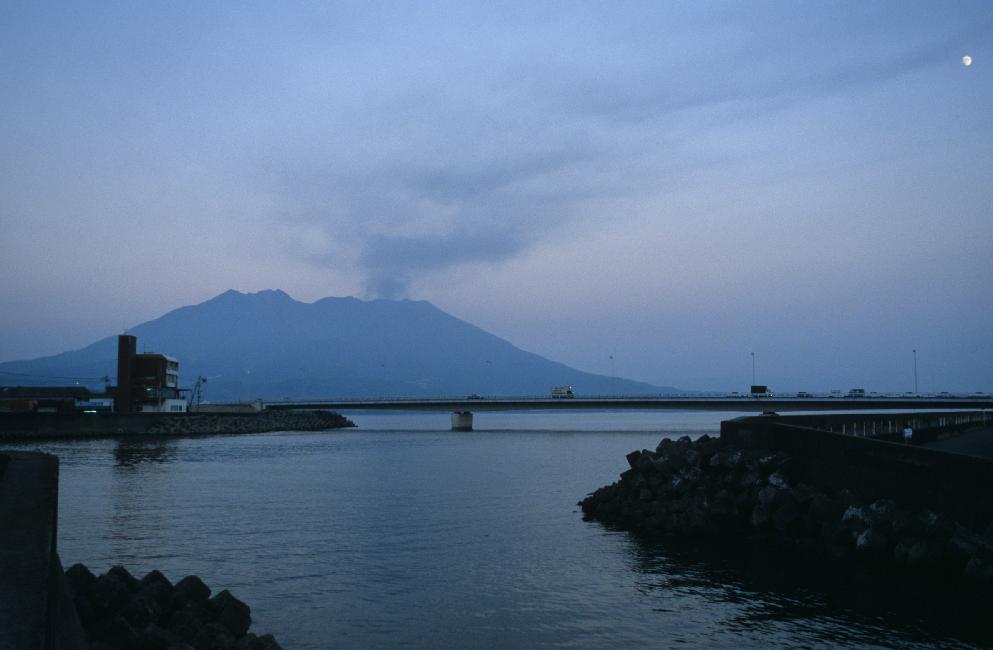 Vue depuis Kagoshima, à 8 kilomètres du cratère