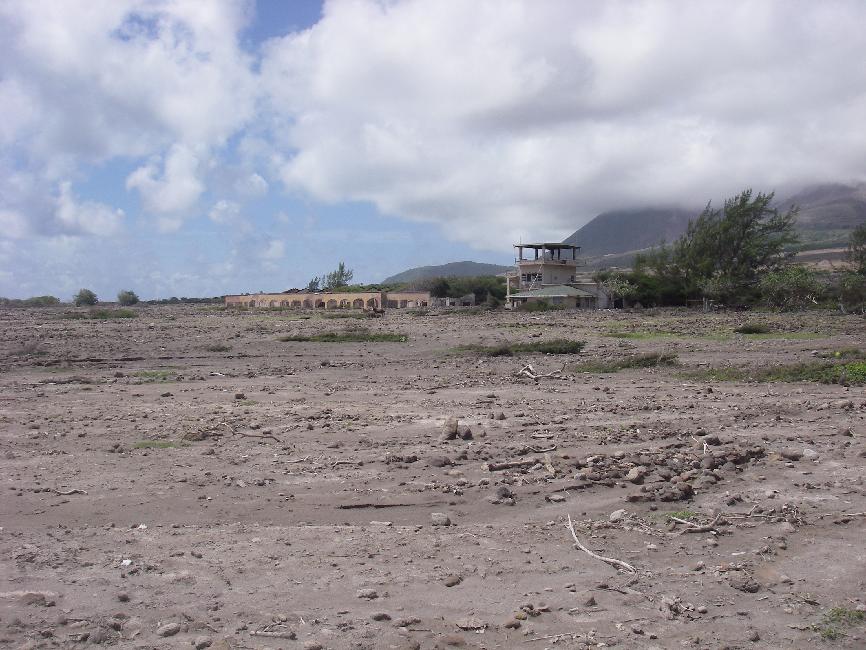 Vue sur la tour de contrôle et le terminal, depuis la piste