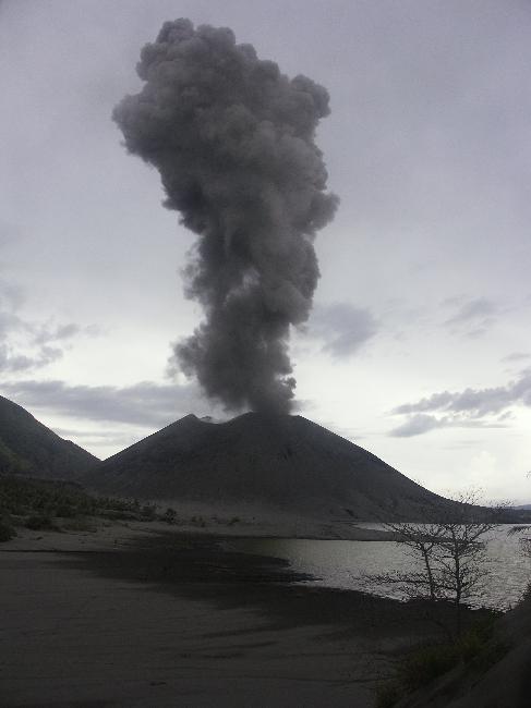 Panache de cendres et de vapeur sur le Tavurvur