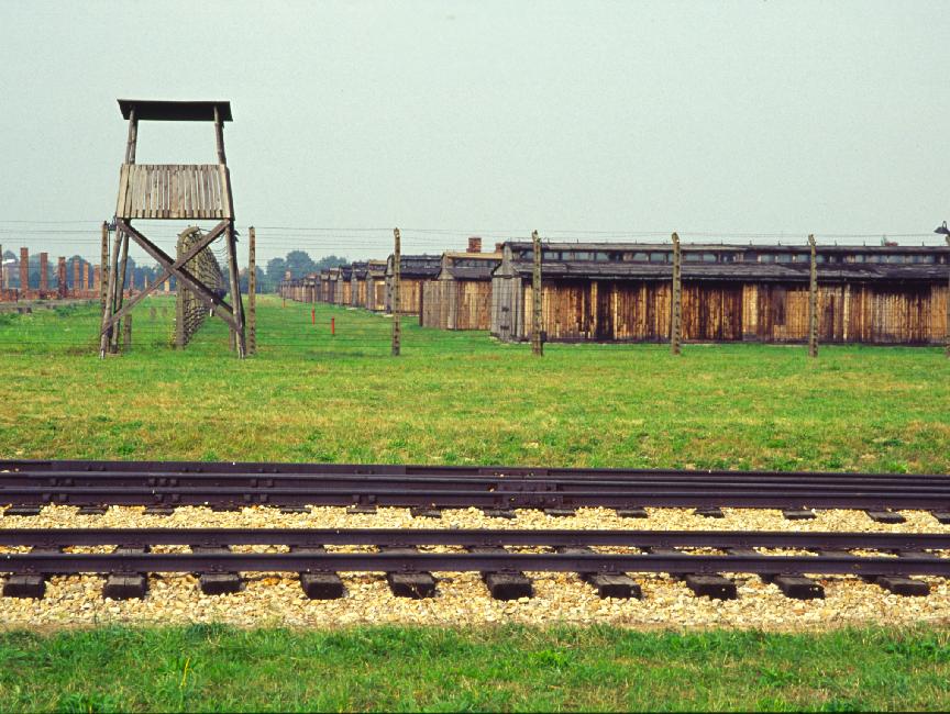 Birkenau ; le camp de quarantaine. Cette immense étendue est constituée en fait plusieurs camps séparés, des chambres à gaz et fours crématoires, de hangars où étaient entreposés avant envoi en Allemagne les biens des victimes.